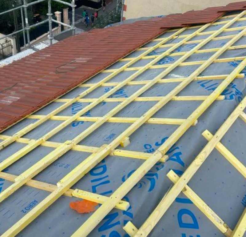 Charpente et traitement des bois - LE BON COUVREUR 77 : artisan charpentier couvreur sur Meaux et la Seine-et-Marne (77) : Pose de charpente : traditionnelle, à fermettes … du massif au lamellé-collé. Traitement des boiseries.  …Traitement des bois, boiseries charpente ...  intervention sur Meaux et la Seine-et-Marne (77)