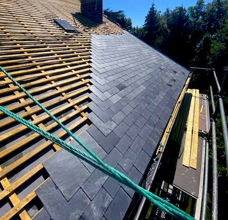 Travaux de couverture et zingueriez -  LE BON COUVREUR 77 :  artisan couvreur sur Meaux et toute la Seine-et-Marne (77) : Travaux de couverture : rénovation de votre toiture et pose de couverture  :  tuile, ardoise et faîtage. Dépannage et intervention en urgence pour votre toit. rRéparation de fuite toiture. Pose de zinguerie. Intervention sur Meaux et toute la Seine-et-Marne (77)