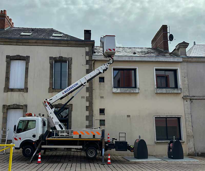 Travaux de couverture et zingueriez -  LE BON COUVREUR 77 :  artisan couvreur sur Meaux et toute la Seine-et-Marne (77) : Travaux de couverture : rénovation de votre toiture et pose de couverture  :  tuile, ardoise et faîtage. Dépannage et intervention en urgence pour votre toit. rRéparation de fuite toiture. Pose de zinguerie. Intervention sur Meaux et toute la Seine-et-Marne (77)