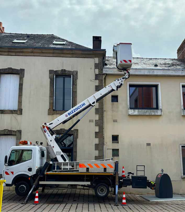 Travaux de couverture et zingueriez -  LE BON COUVREUR 77 :  artisan couvreur sur Meaux et toute la Seine-et-Marne (77) : Travaux de couverture : rénovation de votre toiture et pose de couverture  :  tuile, ardoise et faîtage. Dépannage et intervention en urgence pour votre toit. rRéparation de fuite toiture. Pose de zinguerie. Intervention sur Meaux et toute la Seine-et-Marne (77)