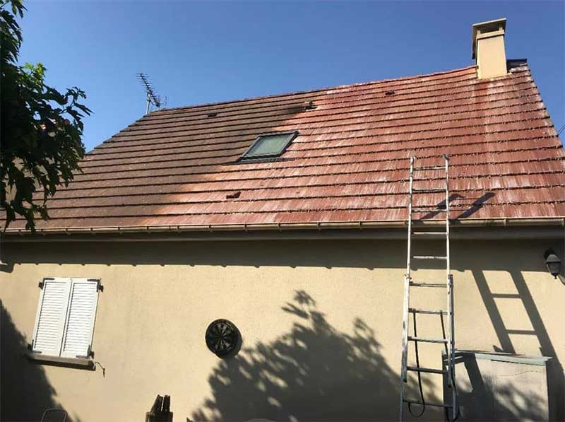 Nettoyage toiture - LE BON COUVREUR 77 à Meaux en Seine-et-Marne : nettoyage, démoussage, traitement anti-mousse toiture. Application d’un revêtement peinture hydrofuge coloré sur toit. Intervention sur Meaux et toute la Seine-et-Marne (77)