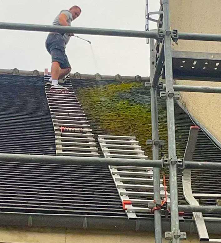 Nettoyage toiture - LE BON COUVREUR 77 à Meaux en Seine-et-Marne : nettoyage, démoussage, traitement anti-mousse toiture. Application d’un revêtement peinture hydrofuge coloré sur toit. Intervention sur Meaux et toute la Seine-et-Marne (77)