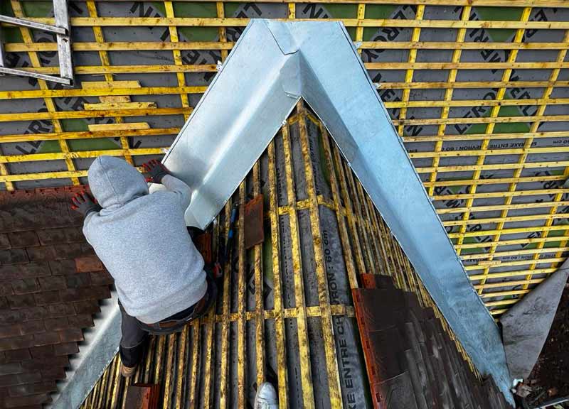 Travaux de couverture et zingueriez -  LE BON COUVREUR 77 :  artisan couvreur sur Meaux et toute la Seine-et-Marne (77) : Travaux de couverture : rénovation de votre toiture et pose de couverture  :  tuile, ardoise et faîtage. Dépannage et intervention en urgence pour votre toit. rRéparation de fuite toiture. Pose de zinguerie. Intervention sur Meaux et toute la Seine-et-Marne (77)