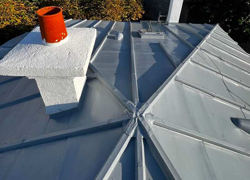 Travaux de couverture et zingueriez -  LE BON COUVREUR 77 :  artisan couvreur sur Meaux et toute la Seine-et-Marne (77) : Travaux de couverture : rénovation de votre toiture et pose de couverture  :  tuile, ardoise et faîtage. Dépannage et intervention en urgence pour votre toit. rRéparation de fuite toiture. Pose de zinguerie. Intervention sur Meaux et toute la Seine-et-Marne (77)